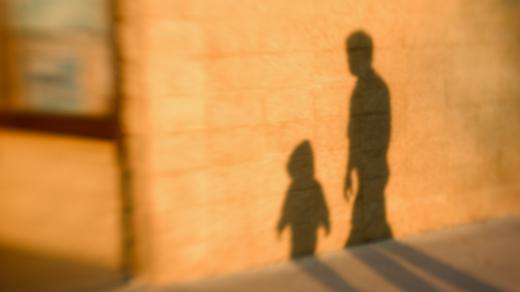 dětský a mužský stín (ilustrační foto)