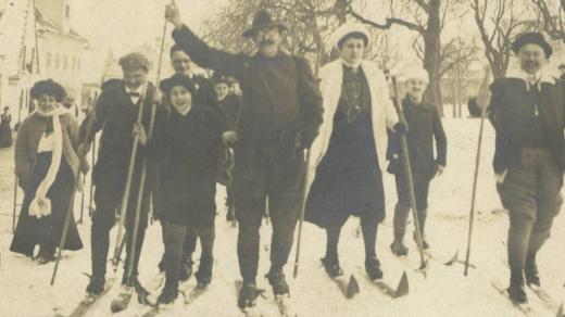 Výlet Českého Ski klubu Praha. V čele Josef Rössler Ořovský