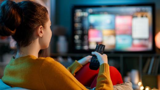 Žena kouká na televizi