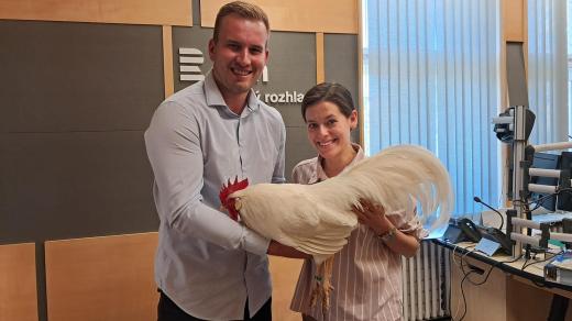 Martin Šmotek (chovatel drůbeže), moderátorka Českého rozhlasu Zlín Anna Randárová a kohout plemene americká leghornka