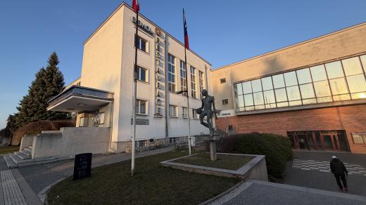 Na historickou sokolovnu z první republiky (bílá budova) navazuje dostavba další tělocvičny, která proběhla v 70. letech minulého století