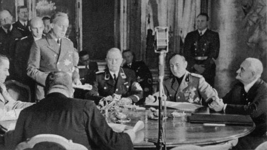 Zasedání arbitrážní komise, na níž byly ve Vídni 2. listopadu 1938 nově stanoveny hranice mezi Maďarském, Slovenskem i Podkarpatskou Rusí. Zcela vpravo maďarský ministr zahraničních věcí hrabě Kanya