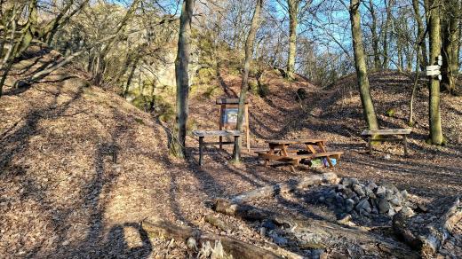 Pod vrcholem vrchu Baba najdete i ohniště