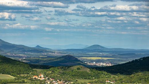 Holý vrch, za ním Radobýl a Litoměřice