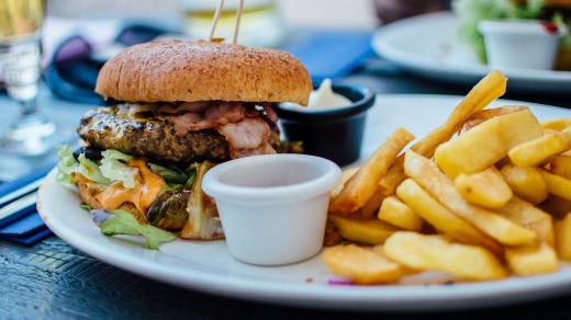 Fast food hamburger hranolky junk food nezdravé jídlo