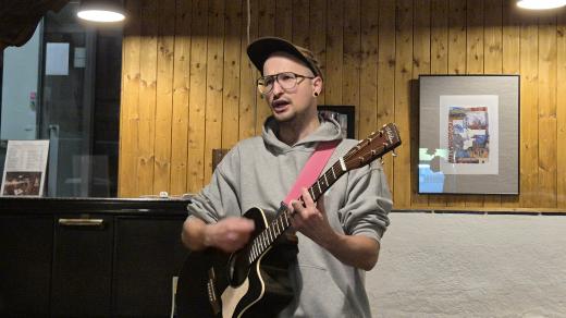 Slamer, hudebník, moderátor a básník Filip Koryta