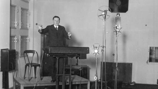 Šéfdirigent rozhlasového orchestru Otakar Jeremiáš v rozhlasovém Studiu 2, výřez (nedatováno)