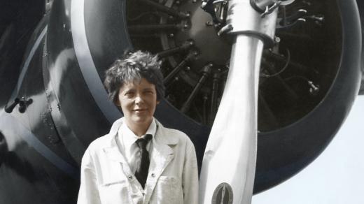 Amelia Earhartová před svým letadlem