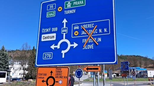 Dopravní značení doprovázející omezení na silnici I/35 u Hodkovic nad Mohelkou