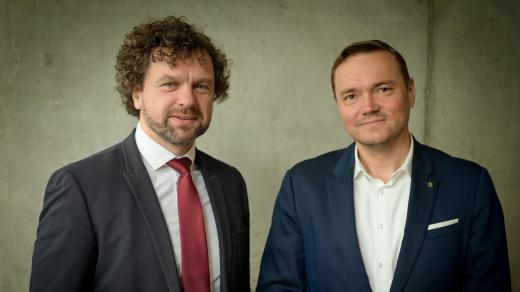 Štěpán Chalupa z Komory obnovitelných zdrojů energie (vlevo) a René Neděla z ministerstva průmyslu (vpravo).