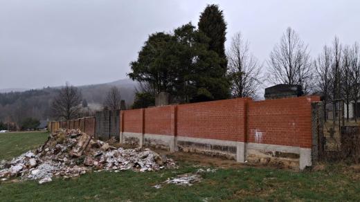Oprava zdi hřbitova v Oldřichově v Hájích probíhá už několik let