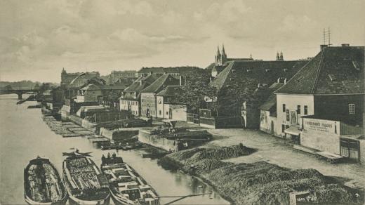 Celkový pohled na jižní část Podskalí od Železničního mostu k mostu Palackého