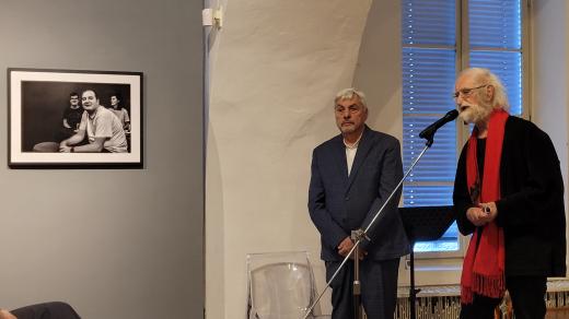 Výstavu Autismu autenticky zahájil prof. Jindřich Šreit. Vlevo od něj stojí Jindřich Buxbaum