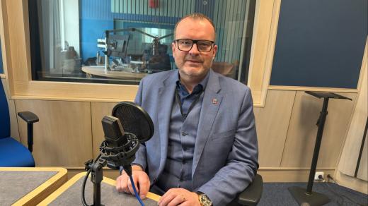 Jan Kříž ve studiu Českého rozhlasu Hradec Králové