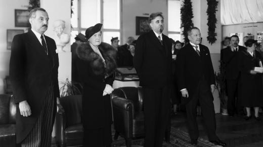 Zahájení výstavy Jedličkova ústavu (1938): ministr zdravonictví a tělesné výchovy František Ježek, manželka prezidenta Hana Benešová, ministr sociální péče Jaromír Nečas a MUDr. Michael Jedlička (bratr prof. MUDr. Rudolfa Jedlička, zakladatele ústavu)