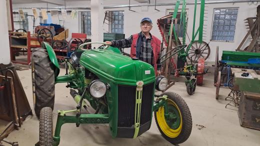 Vedoucí muzea Jan Coufal u traktoru Ford Ferguson z roku 1938