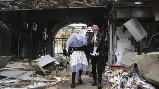 Svatba uprostřed zničeného Charkova (duben 2022)