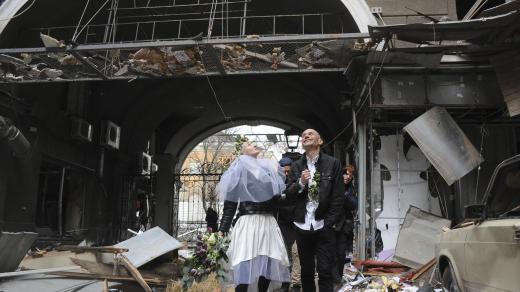 Svatba uprostřed zničeného Charkova (duben 2022)