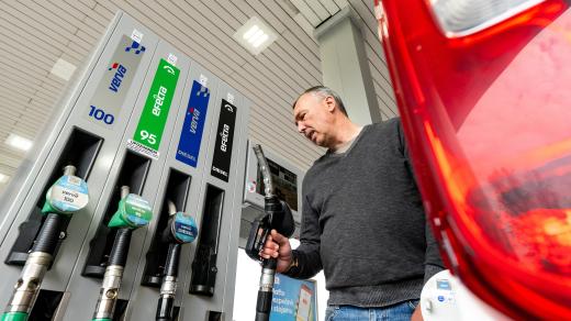 Muž tankuje naftu (archivní foto)