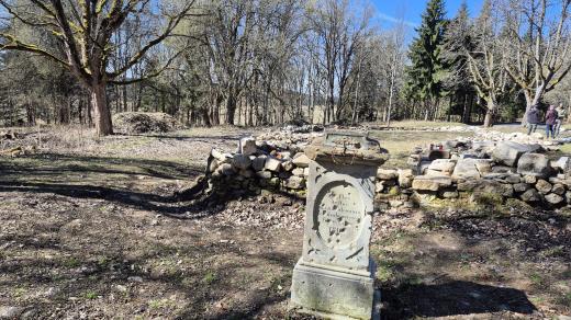 Pozůstatky kostela archanděla Michaela v bývalém městě Lauterbach ve Slavkovském lese