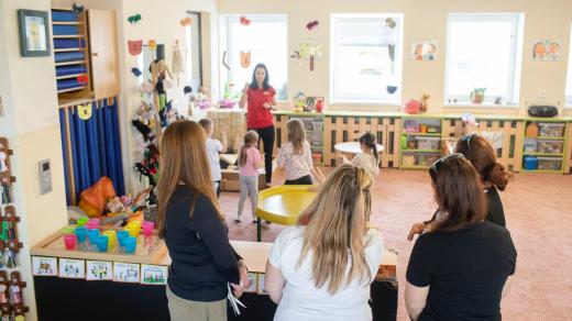 17. dubna se do dobroměřické školky přijelo přiučit jinému přístupu k výchově zhruba 10 ředitelek z jiných školských zařízení