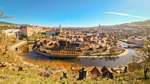 Výhled na Český Krumlov z Horské zahrady u zámku, kde památkáři připravují vyhlídkovou trasu