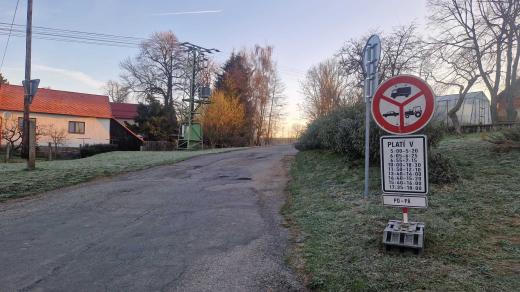 Kvůli uzavírce silnice mezi Chotěboří a Dobkovem na Havlíčkobrodsku musí autobusy jezdit po úzké trase mezi Počátky a Příjemkami