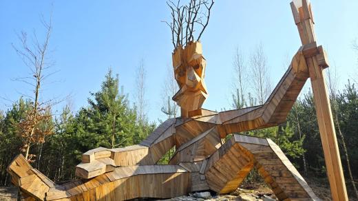 Sochu Dubora vytvořil umělecký řezbář Jiří Bareš. Využil k tomu i recyklované dřevo