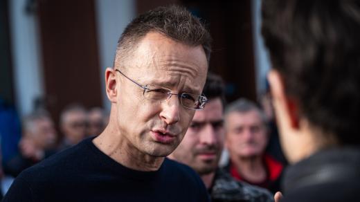 Peter Szijjártó na předvolebním mítinku, březen 2026