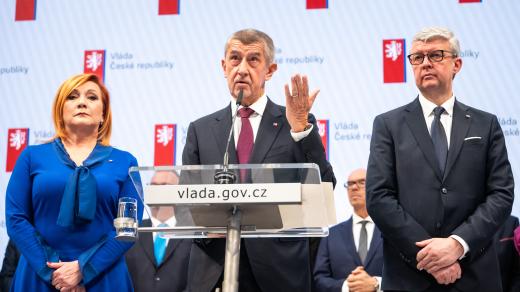 Zleva ministryně financí Alena Schillerová (ANO), premiér Andrej Babiš (ANO) a ministr průmyslu a obchodu Karel Havlíček (ANO) na tiskové konferenci po první schůzi nové vlády