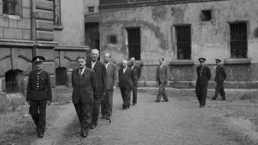 Protektorátní vláda na vězeňském dvoře na Pankráci. Zleva Jaroslav Krejčí, Richard Bienert, tajemník Nejvyššího správního soudu a tiskový tajemník prezidentské kanceláře Josef Kliment, Josef Kalfus, Rudolf Beran, Jindřich Kamenický a Adolf Hrubý
