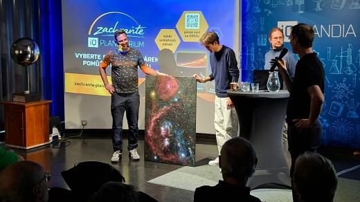 Petr Horálek a Martin Mašek ukazují jednu ze svých fotek