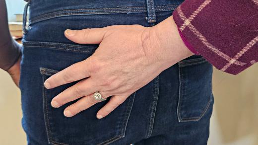 Ženě bude spíše než muži odpuštěno, když sáhne, kam nemá