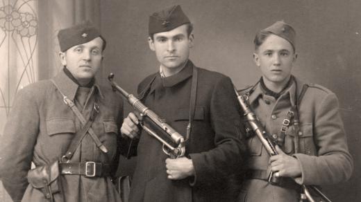 Tři ozbrojení partyzáni v uniformách (naskenovaná fotografie z druhé světové války)