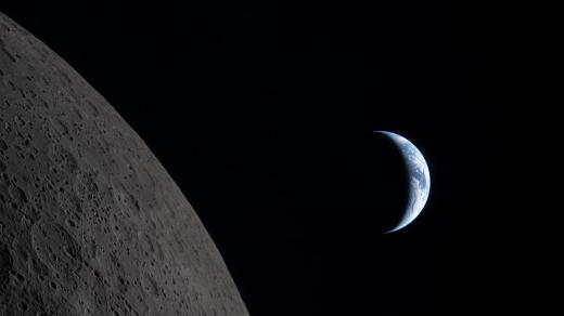 Astronauti z mise Artemis II se při obletu Měsíce dostali rekordně daleko od Země