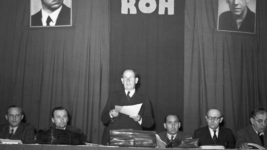 Plenární schůze Ústřední rady odborů 16. 10. 1947, mluví předseda Antonín Zápotocký