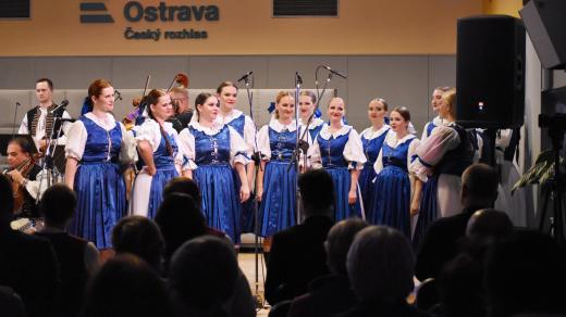 Dívčí sbor orchestru lidových nástrojů VUS Ondráš