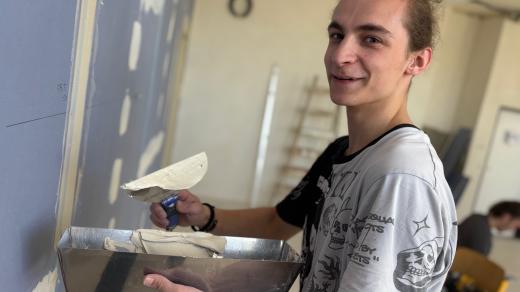 Osmnáctiletý Jonáš Kubiš studuje na pražské střední škole Akademie řemesel obor montáž suchých staveb