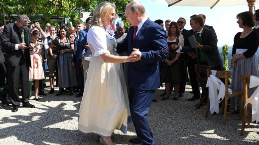 Ruský prezident Vladimir Putin tančí s rakouskou ministryní zahraničí Karin Kneisslovou na její svatbě v roce 2018