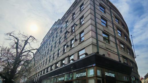 Neoklasicistní palác postavený v letech 1925 až 1930 podle návrhu architekta Františka Roitha koupilo město Praha a přesune do něj část magistrátu