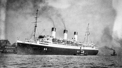 Luxusní německá zaoceánská loď Cap Arcona na Labi (1927)