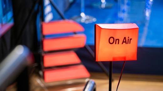 Jak chce vládní koalice změnit systém rozhlasových a televizních poplatků? Poslechněte si debatu