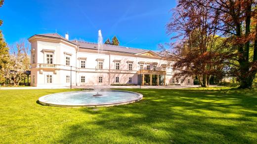 Park u zámku Ratměřice na pomezí jižních a středních Čech