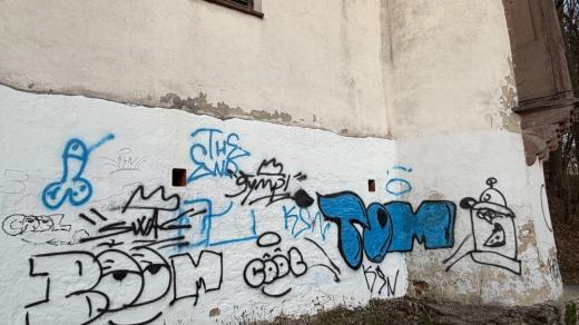 Celá spodní část Starého hradu byla pomalována modrou barvou
