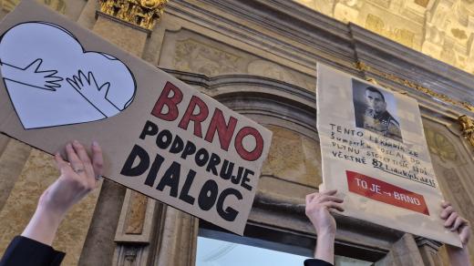 Na zastupitelstvo přišli odpůrci i zastánci sudetoněmeckého sjezdu