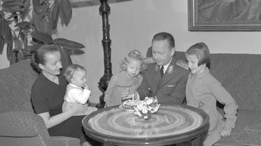 Alexej Čepička při rodinné oslavě, 1953