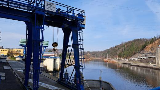 Při opravách turbín technici využívají dva obří jeřáby