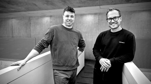 Matěj Velek z Kasáren Karlín a Jan Faltys z České asociace hudebních klubů v ArtCafé