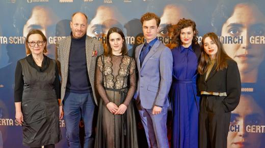 Tisková konference k filmu Gerta Schnirch: Na snímku zleva Milena Steinmasslová, Johann von Bülow, Barbora Váchová, Oskar Hes, Lucie Štěpánková, Martina Czyžová