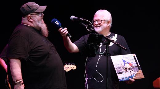 Frontman kapely Škaredá holka Karel Heřman v rozhovoru s moderátorem Jiřím Matějů